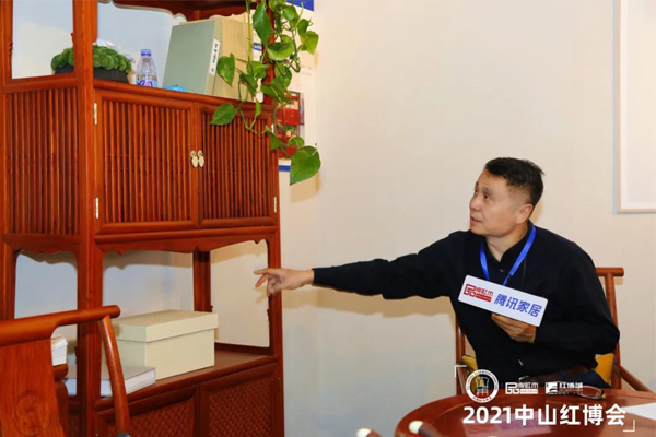 明式家具研究學者張輝蒞臨雅宋紅木展廳，點評雅宋紅木《宋式書柜》